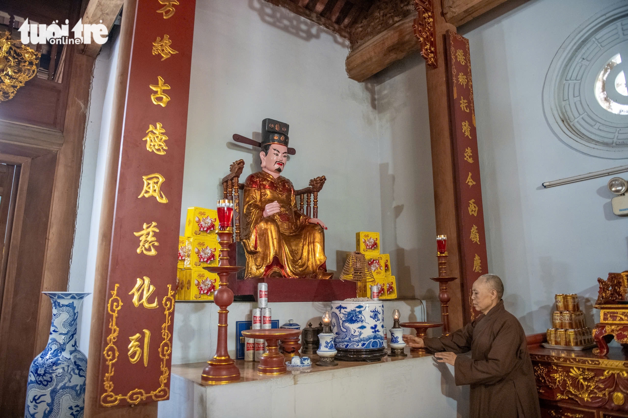 Bức tượng danh tướng Lý Thường Kiệt bằng gỗ mít được người dân gìn giữ qua nhiều thế hệ - Ảnh: NAM TRẦN