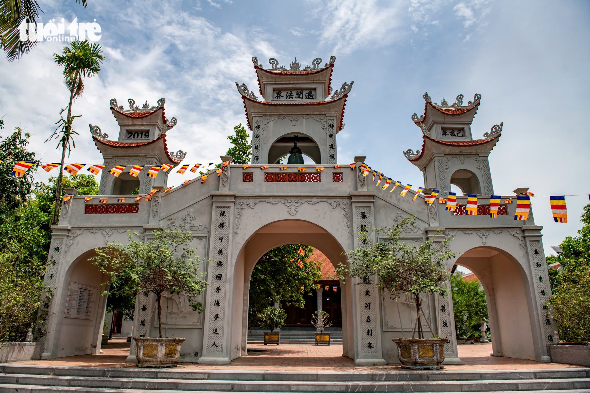 Chuông được treo trên gác tầng 2 tam quan chùa Bắc Biên - Ảnh: NAM TRẦN