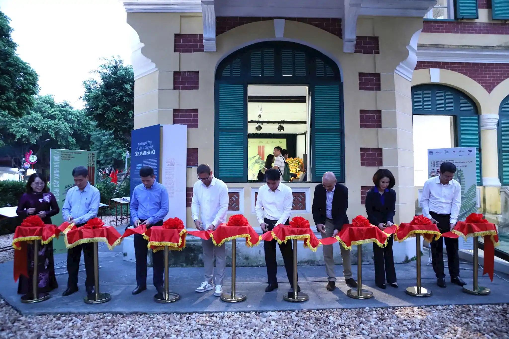 Các đại biểu thực hiện nghi thức công bố dự án Mùa văn hóa với chủ đề “Di sản cây xanh Hà Nội”